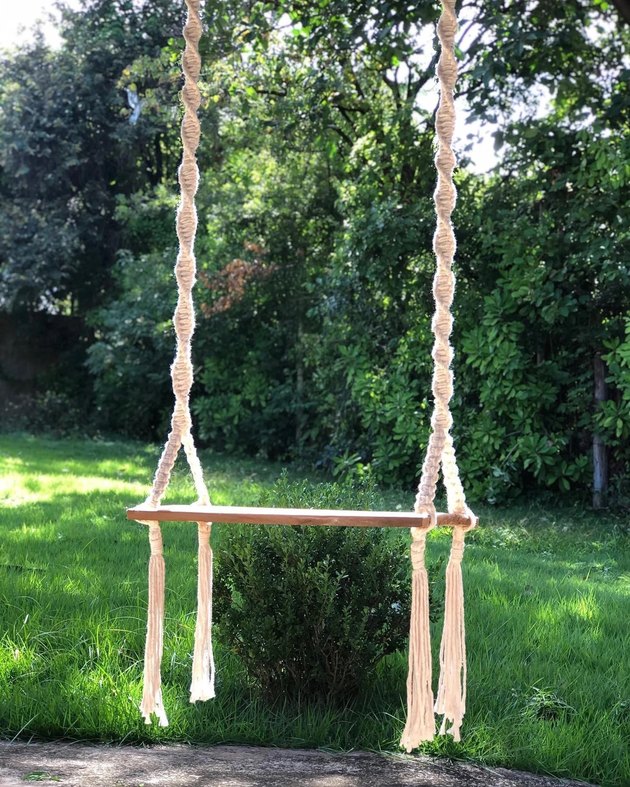 A real-wood macrame tree swing that is suitable for both indoors and out. 
