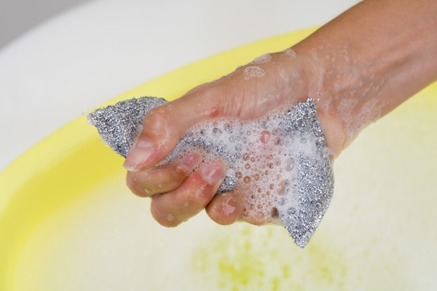 Hand squeezing sponge