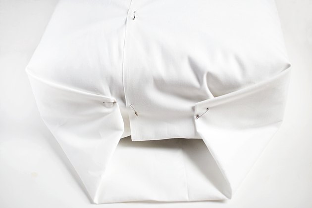 Biała tkanina, bezpieczeństwo przypięte do siebie na poduszkach.