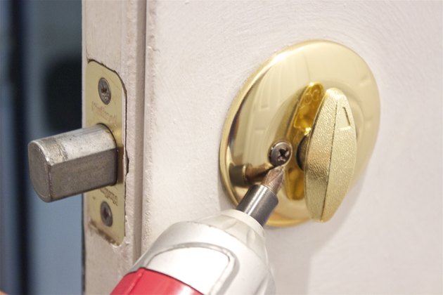 how-to-remove-a-kwikset-deadbolt-lock-without-screws