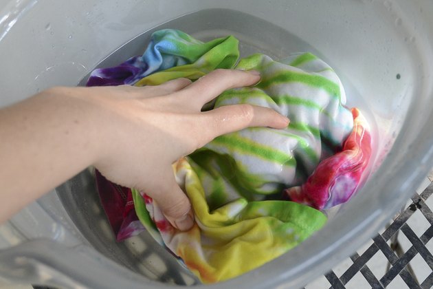 how-to-soak-tie-dye-in-vinegar-after-dying-hunker