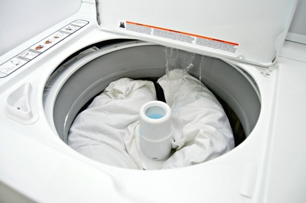 Jak czyścić poduszki w pralce
