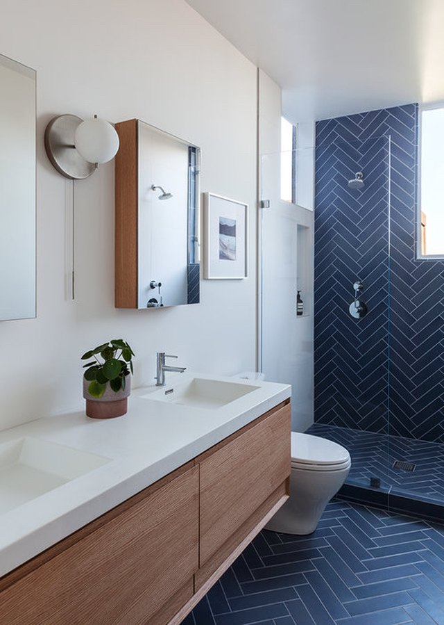 carreau de céramique bleu marine à chevrons sur le mur et le sol de la salle de bain