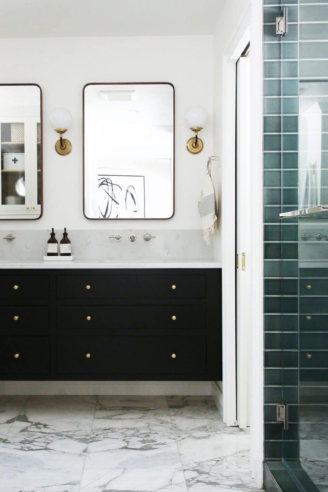 carrelage en céramique aqua sur le mur de la douche dans la salle de bain
