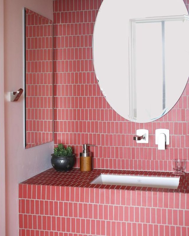 carreau de céramique rose sur le mur et la vanité de la salle de bain