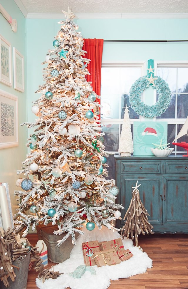 9 Coastal Christmas Tree Ideas for Those Who Dream of Holidays by the Seaside | Hunker