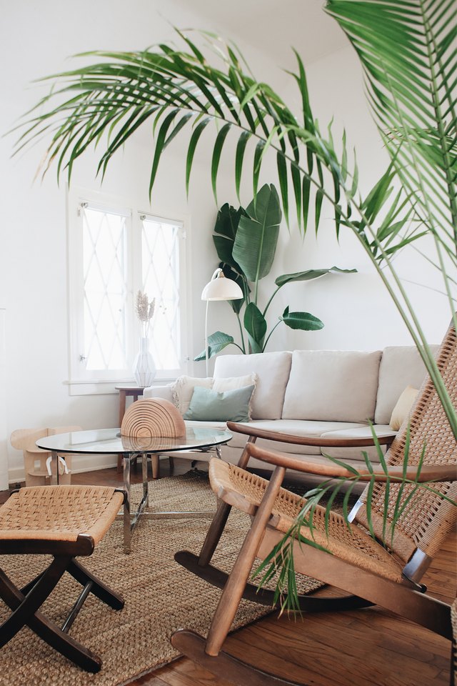 9 Tropical Living Room Decor Ideas For an Indoor Paradise