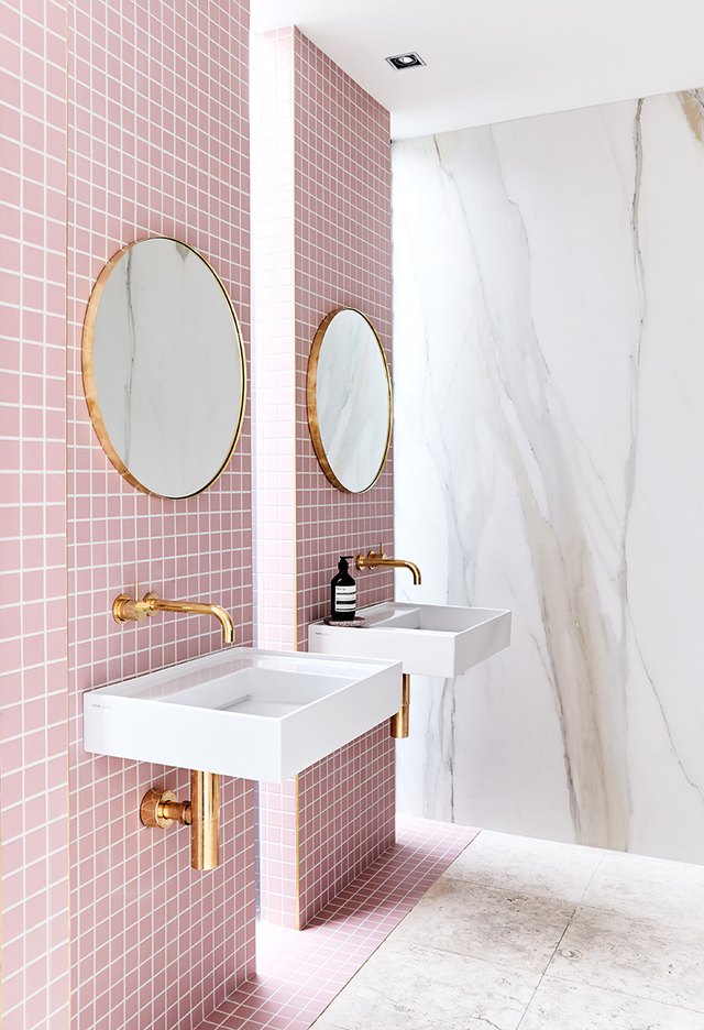 carreau de céramique rose clair sur le mur de la salle de bain
