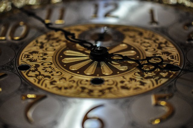 Difference Between a Grandfather & Grandmother Clock | Hunker