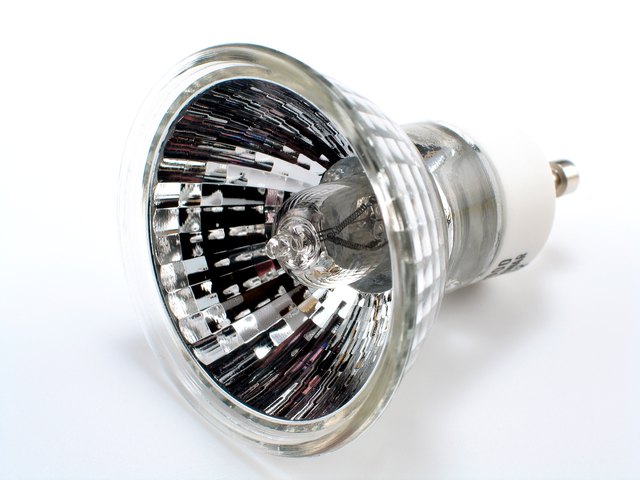 How To Replace A Halogen Bulb Hunker - How To Put A Spotlight Bulb In The Ceiling