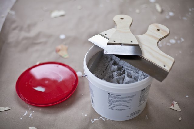 how-to-put-spackle-on-ceilings-hunker