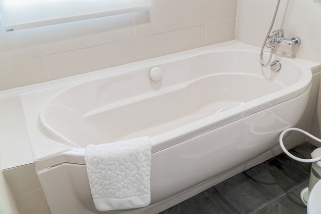 Does Bleach Hurt A Bathtub Hunker, How To Clean An Old Plastic Bathtub With Water