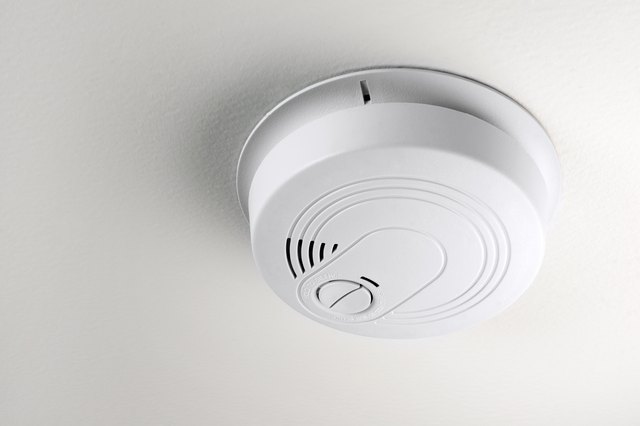 Как снять пожарный извещатель с потолка How Does a Smoke Detector Work? Hunker