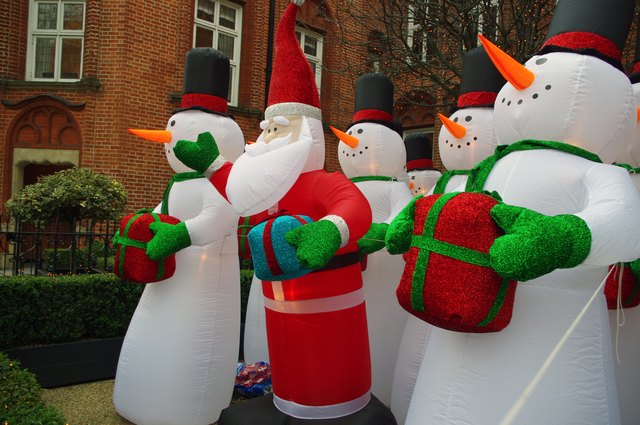 Artificial Snow Snowflakes And Simulated Snowmen For Festive