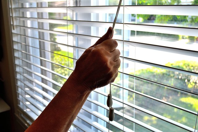 How To Lower Blinds Hunker, How To Close A Blind Curtain