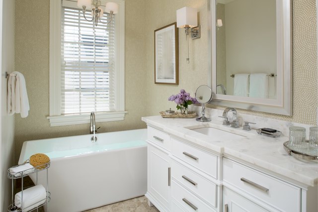 How To Clean Blinds In A Bathtub Hunker, Can I Clean My Blinds In The Bathtub