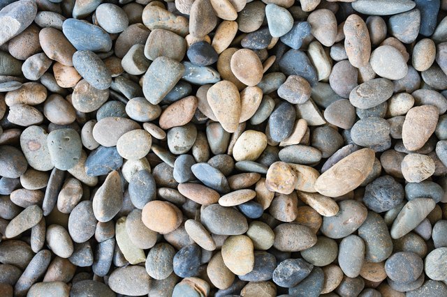 How to Build a River Rock Wall With Mortar