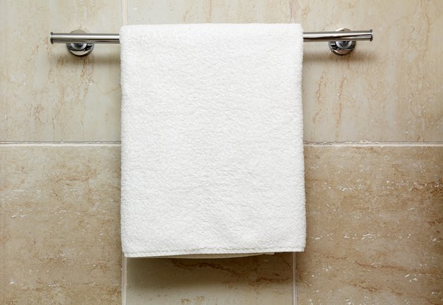 what-size-towel-bar-should-i-use-for-my-bathroom-hunker