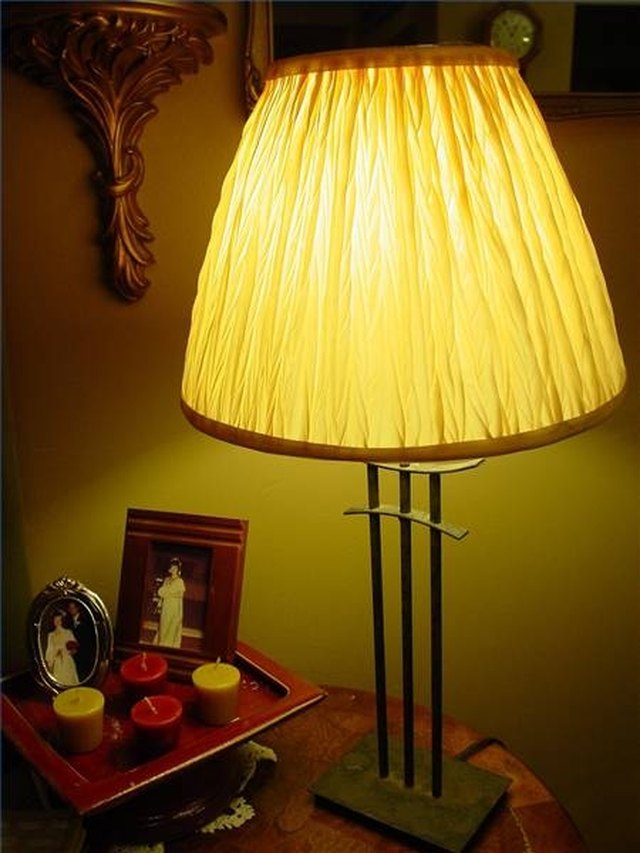 How To Replace A Lampshade Hunker How To Replace A Lampshade
