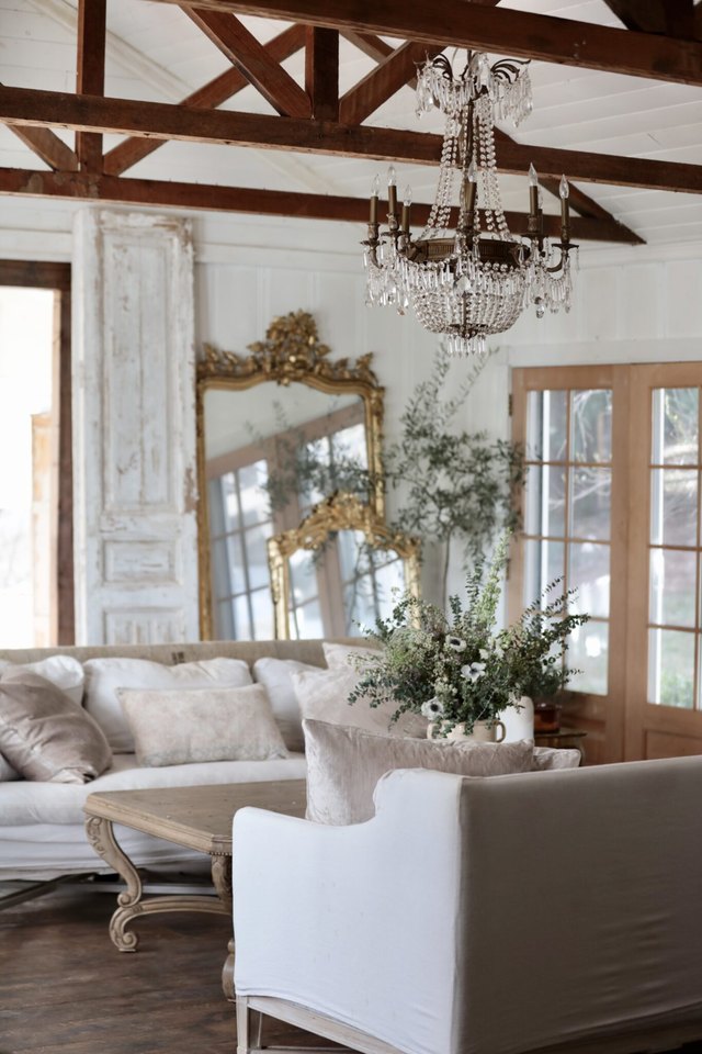 18 French Country Living Room Ideas That Will Make You Swoon