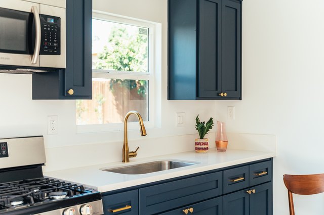 20 Kitchen Cabinet Hardware Ideas That Are Next Level Good
