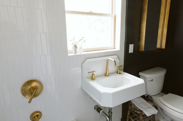 7 Bathroom Design Trends on Their Way Out