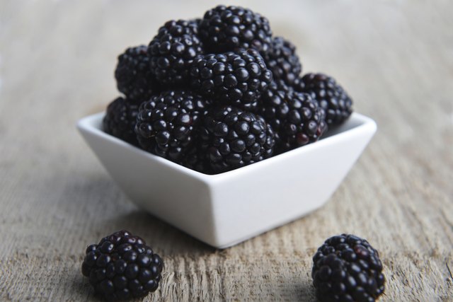 Blackberry vs. Dewberry Fruit | Hunker