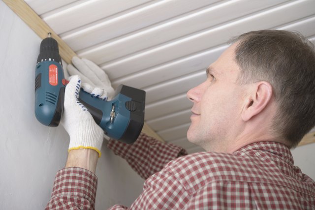 Installing molding to ceiling